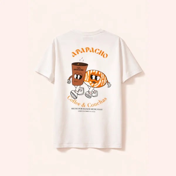Camiseta blanca con ilustración de un vaso de café y una concha bajo el texto Apapacho
