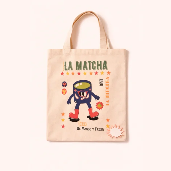 Bolsa de tela clara con asas e ilustración a color bajo el texto La Matcha