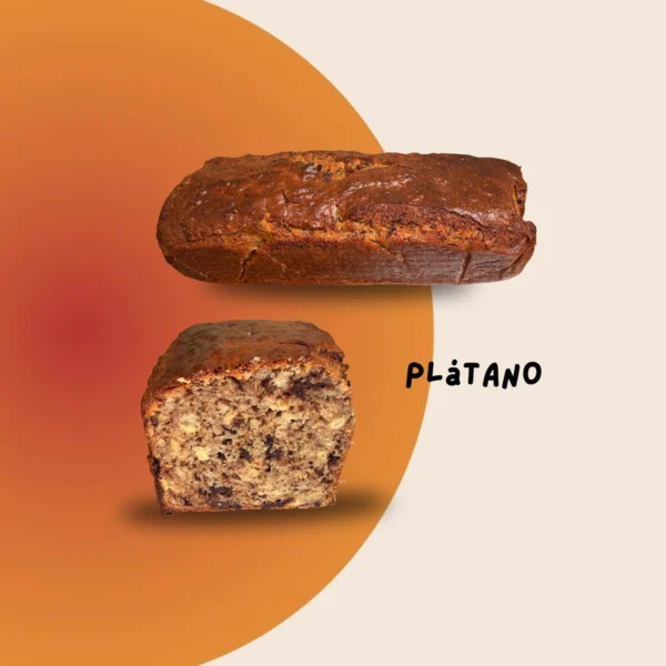 Pan de plátano rectangular con una rebanada delante