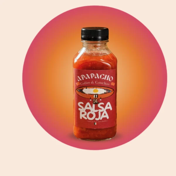 Botella de salsa roja con tapón negro y etiqueta Apapacho Salsa Roja