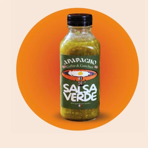 Botella de salsa verde con tapón negro y etiqueta Apapacho Salsa Verde